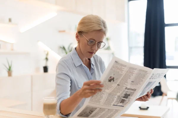 Empresária lendo jornal — Fotografia de Stock