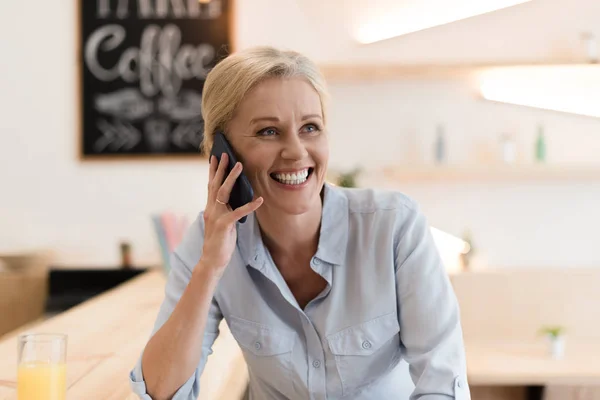 Femme heureuse avec smartphone — Photo