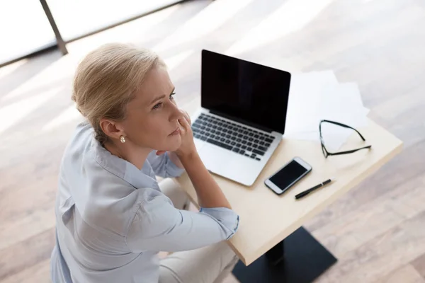 Donna d'affari matura con computer portatile — Foto Stock