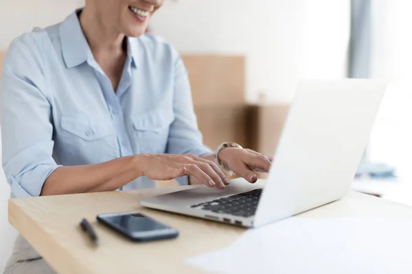 Mulher madura usando laptop — Fotografia de Stock