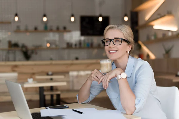 Femme d'affaires buvant du café — Photo