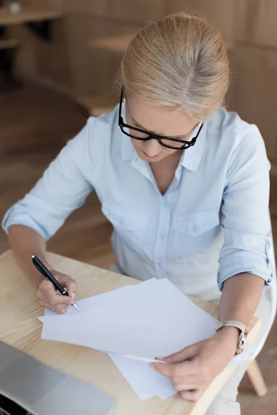 Businesswoman working with papers — Stock Photo, Image
