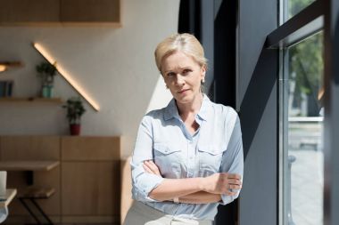 Kendine güvenen Olgun kadın 