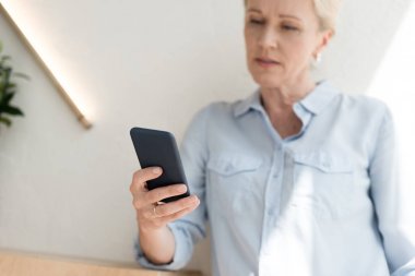 Olgun Bayan Smartphone kullanarak