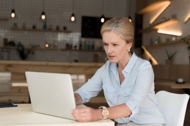 İşkadını Cafe içinde Laptop ile