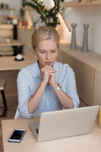 Reife Frau mit Laptop — Stockfoto