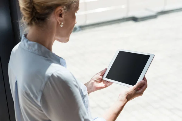 Femme mûre avec tablette numérique — Photo