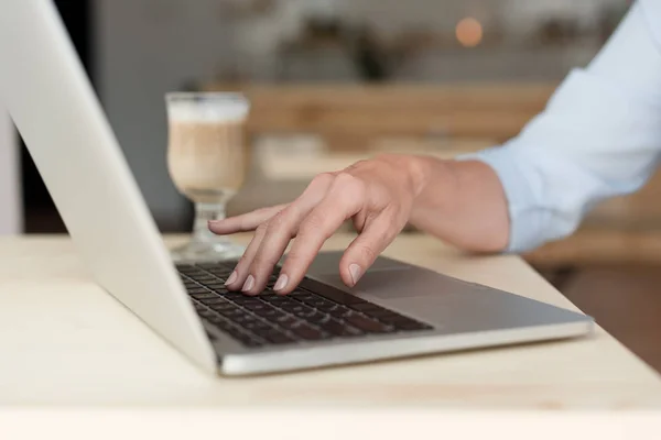 Woman typing on laptop — Stock Photo, Image