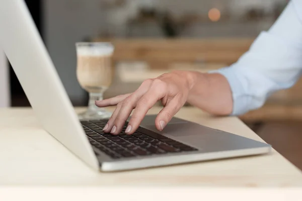 Frau tippt auf Laptop — Stockfoto