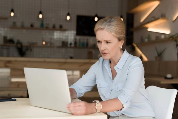 Businesswoman with laptop in cafe — Stock Photo, Image