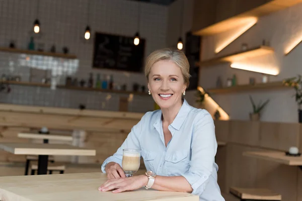 Mujer tomando café en la cafetería — Foto de Stock