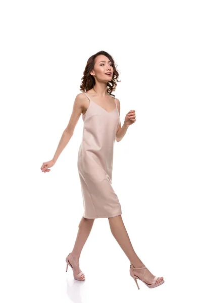 Азиатская девушка в платье ходьба — стоковое фото