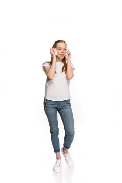 Mujer joven en auriculares — Foto de Stock