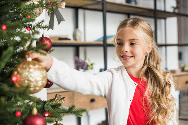 Kid dekorowanie choinki — Zdjęcie stockowe