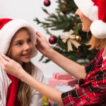 Madre e figlia in cappelli Babbo Natale