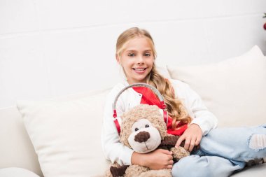 çocuk oyuncak ayı kulaklıklarla ile