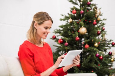 Noel'de tablet kullanan kadın