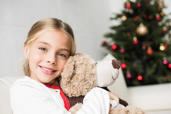 Niño abrazando osito de peluche — Foto de Stock