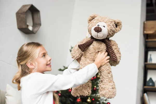 Adorable niño con osito de peluche — Foto de Stock