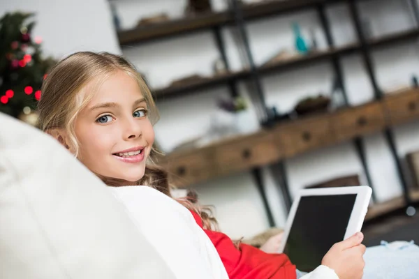 Dziecko za pomocą cyfrowego tabletu — Zdjęcie stockowe