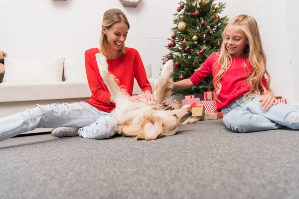 Feliz madre e hija con perro — Foto de stock gratis