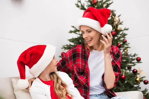 Mãe e filha felizes no Natal — Fotografia de Stock