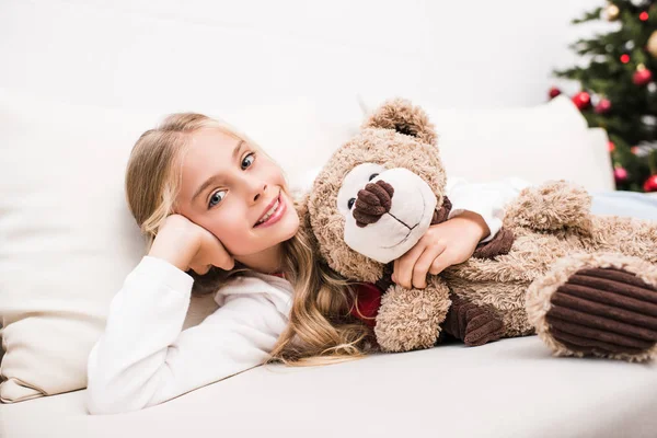 Anak memegang boneka beruang — Stok Foto