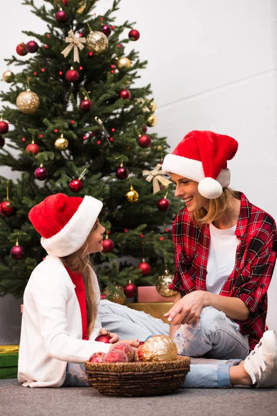 Mãe e filha decoração árvore de Natal — Fotografia de Stock