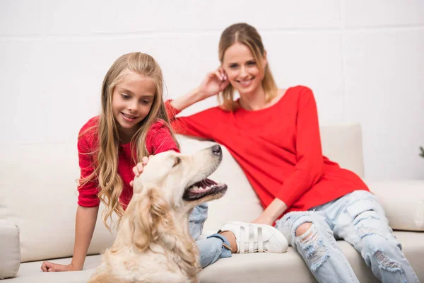 Moeder en dochter met hond — Stockfoto
