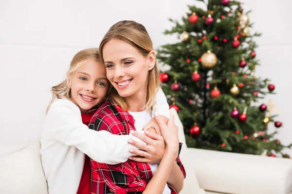 Moeder en dochter knuffelen — Stockfoto