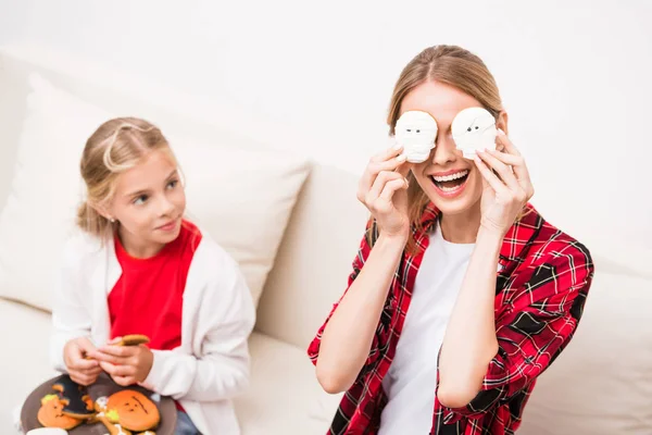 Madre e figlia con biscotti di Halloween — Foto Stock