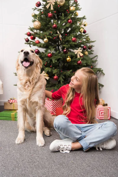 Kid with dog at christmas eve — Stock Photo, Image