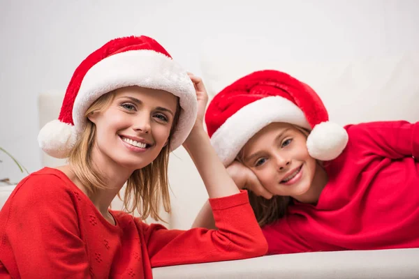 Anne ve kızı Noel Baba şapkası takıyor. — Ücretsiz Stok Fotoğraf
