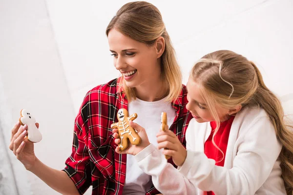 Mother and daughter with halloween cookies — Free Stock Photo