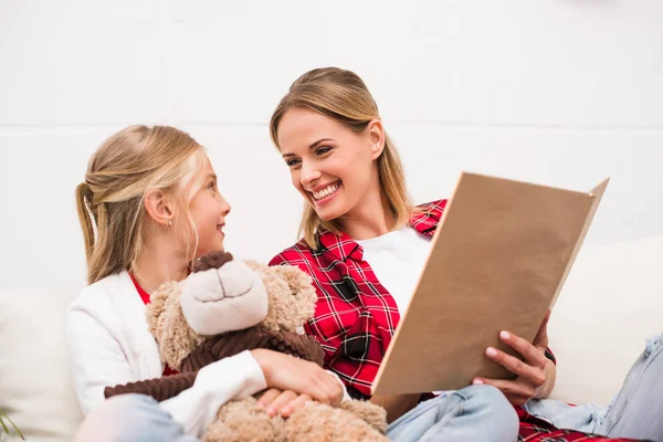 Mor och dotter läser bok — Stockfoto