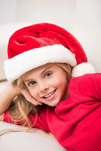 Niño en sombrero de Santa — Foto de stock gratis