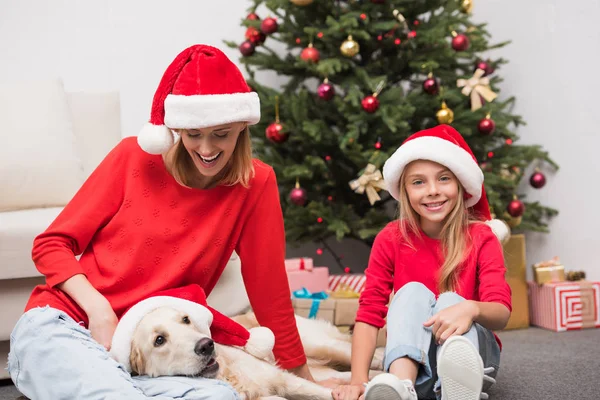 Мать, дочь и собака на Рождество — стоковое фото