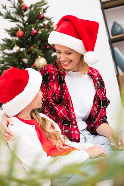 幸福的母亲和女儿在圣诞节 — 图库照片