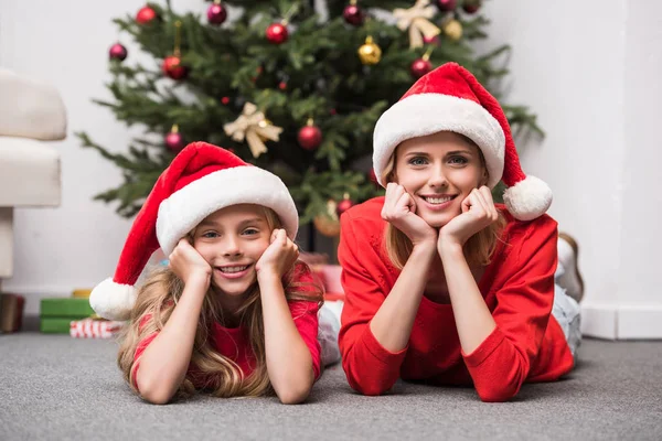 Μητέρα και κόρη σε christmastime — Φωτογραφία Αρχείου