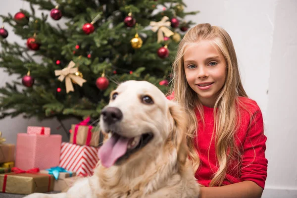 Criança com cão no Natal — Fotografia de Stock