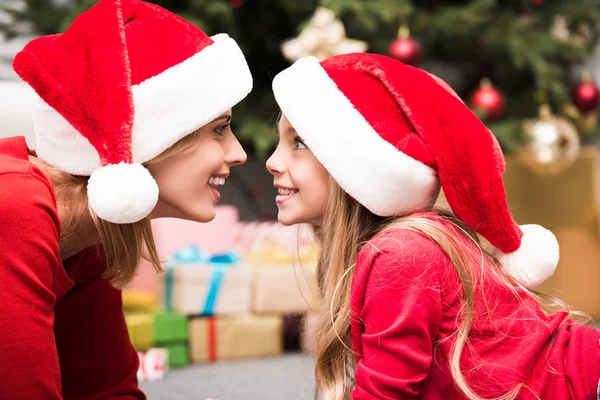 Mother and daughter in Santa hats — Stock Photo, Image
