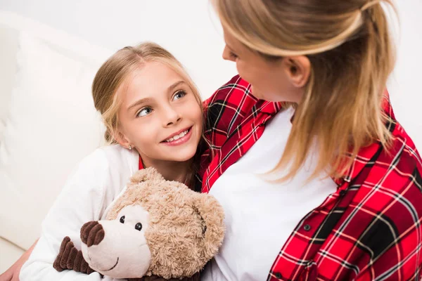 Mother and daughter with teddy bear — Free Stock Photo