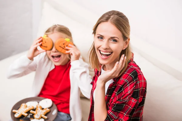 Mor och dotter med halloween cookies — Stockfoto