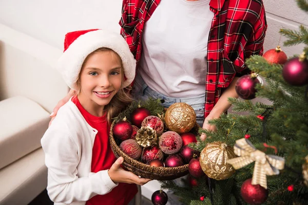 Matka a dcera zdobí vánoční stromeček — Stock fotografie zdarma