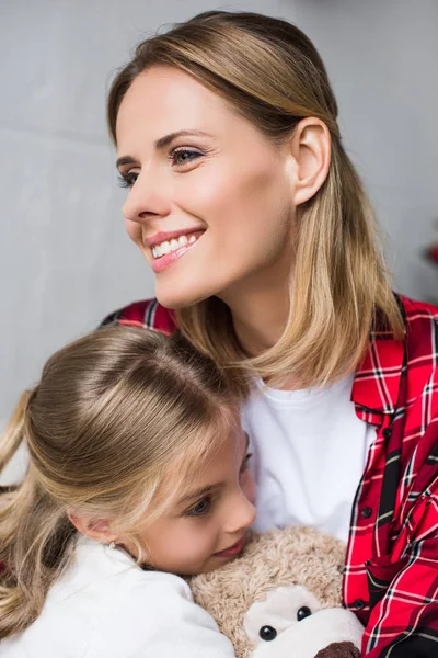 Madre e hija con osito de peluche —  Fotos de Stock