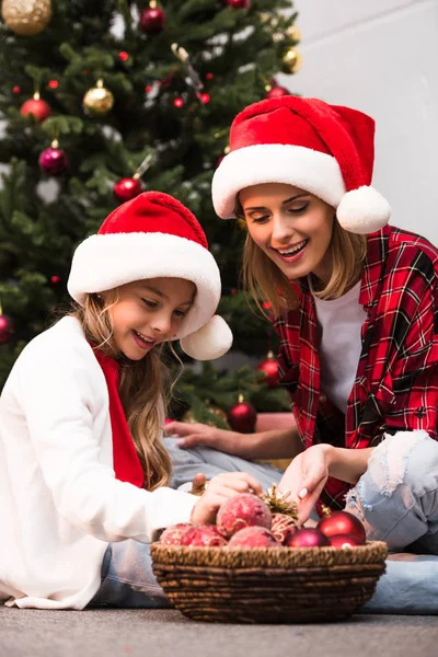 Mãe e filha decoração árvore de Natal — Fotografia de Stock