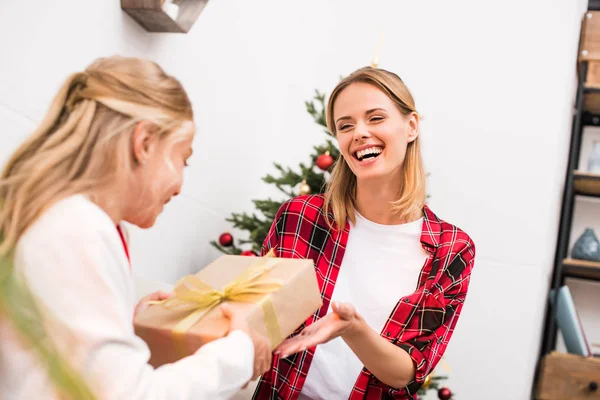 Mor och dotter med julklapp — Stockfoto