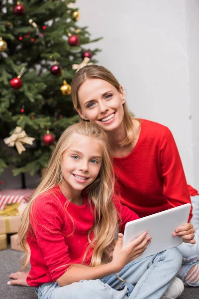 가족 크리스마스 트리 디지털 태블릿을 사용 하 여 — 스톡 사진