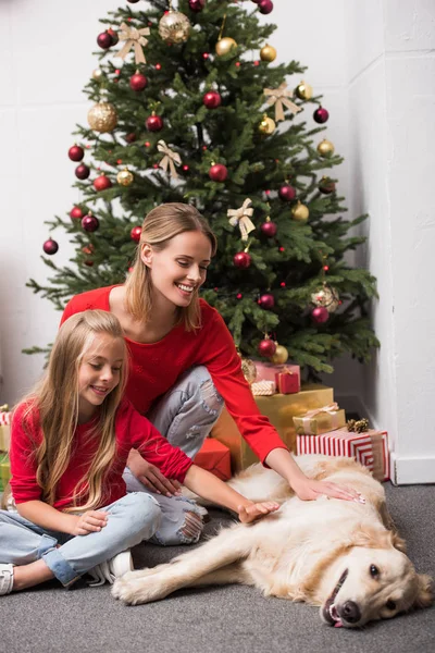 Mor, dotter och hund — Stockfoto