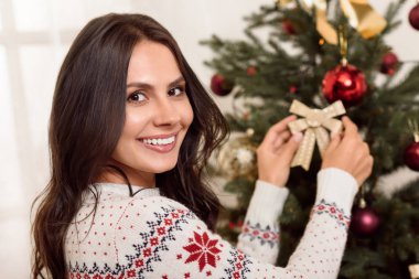 Noel Ağacını süsleyen Kadın